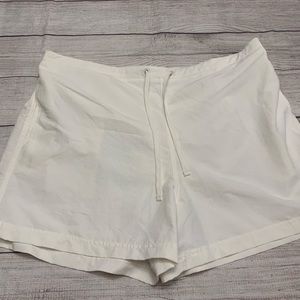 L.L.Bean Women White Athletic Shorts Size Large.